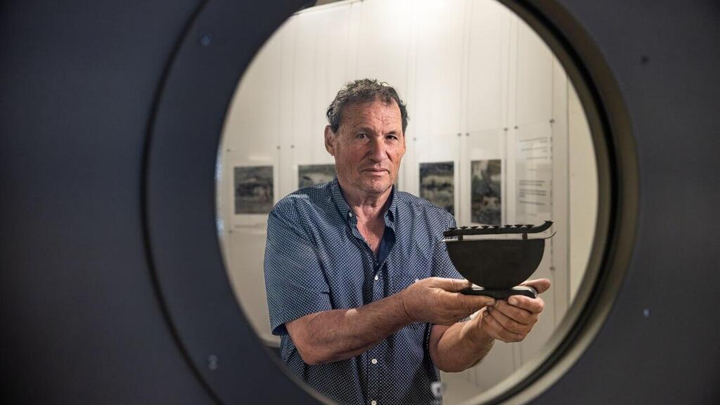 Photo: Alex Kolomoisky יהודה ליפמן עם החנוכייה