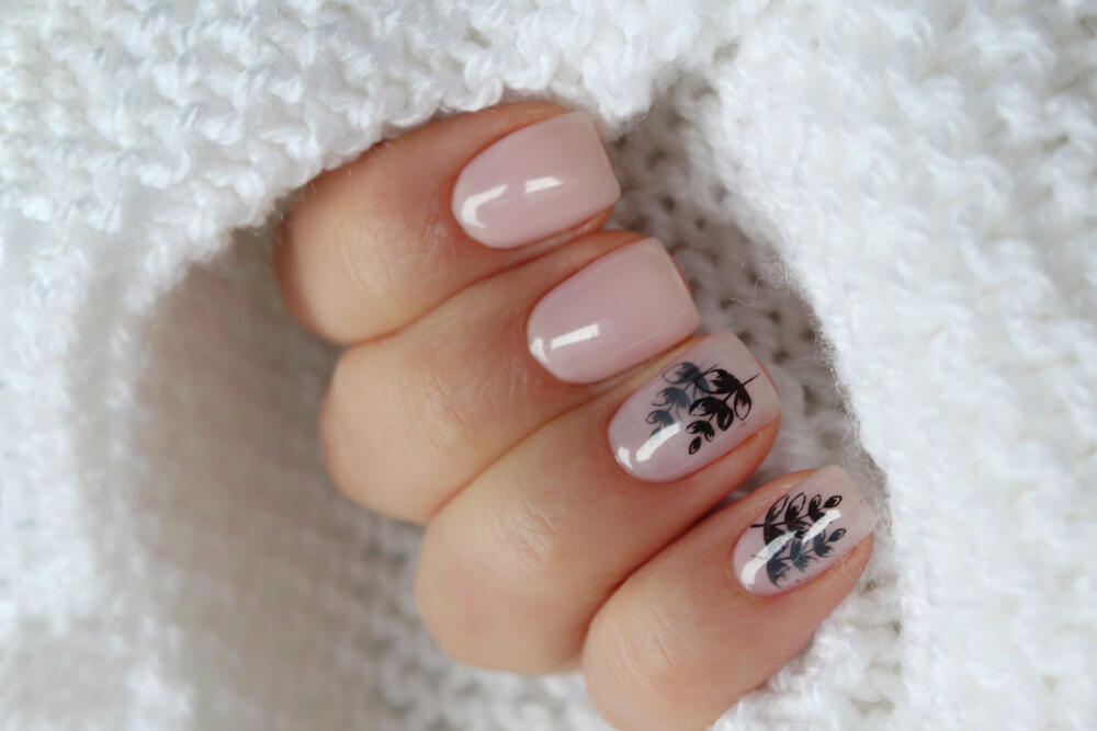 "Стеклянные" ногти с акцентным декором 