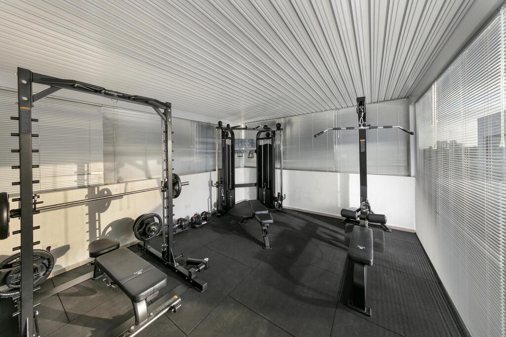 The gym on the upper floor (Photo: Elad Gonen) בית פרטי ליד חוף אשקלון, תכנון: מור זוארץ אדריכלות ועיצוב פנים