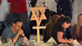 זרים ונרות הונחו במקום הפיגוע בבונדיי ביץ'