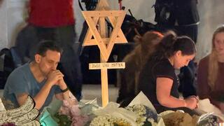 זרים ונרות הונחו במקום הפיגוע בבונדיי ביץ'