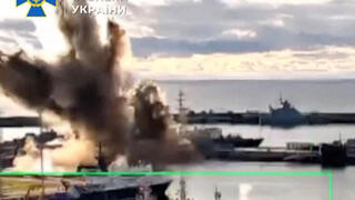 תיעוד שהפיצה אוקראינה מ פיצוץ שפגע לטענתה ב צוללת של הצי של רוסיה הצי הרוסי בנמל נובורוסיסק