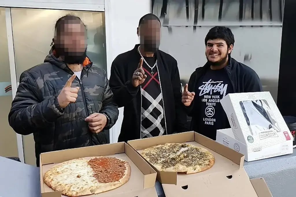Naveed in 2019 footage during an ‘Islam outreach’ activity he took part in at age 17 המחבל נאביד אכרם שביצע את הפיגוע פיגוע ב סידני אוסטרליה בצילום עם פעילים איסלאמיסטיים ביוני 2019
