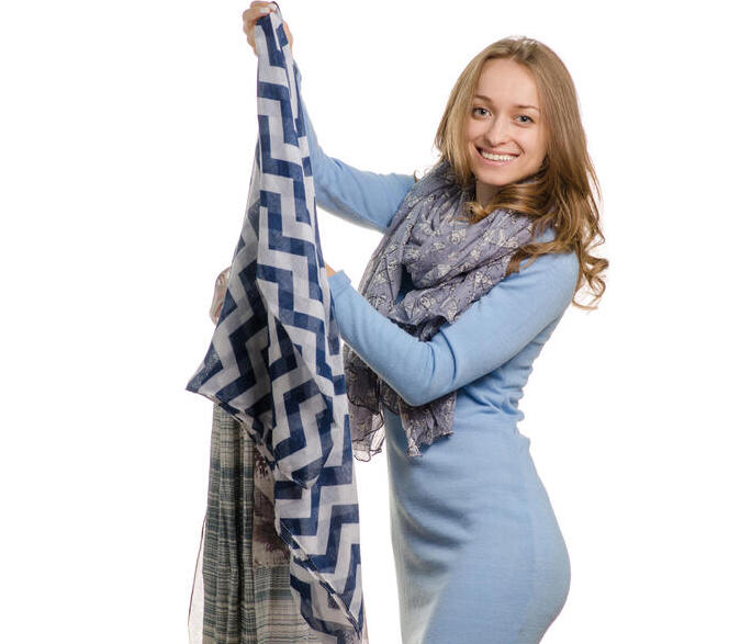 С помощью платка можно добавить изюминки даже скучному платью (Фото: shutterstock) С помощью платка можно добавить изюминки даже скучному платью