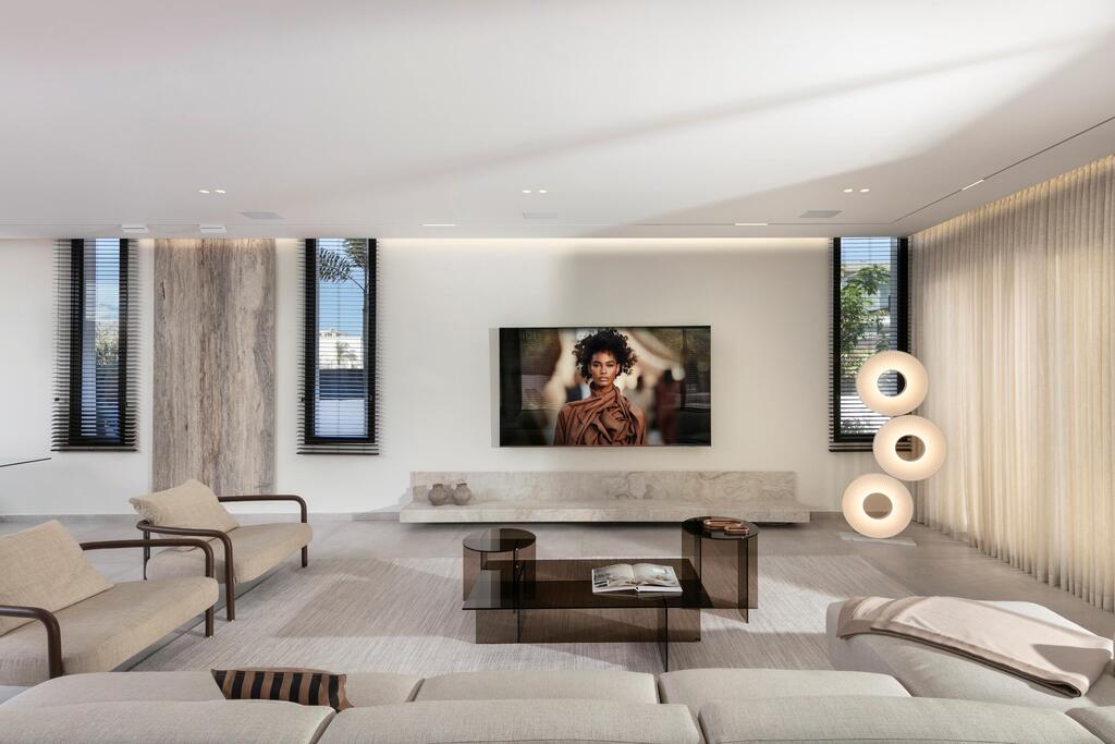 Clear, thin glass was used to avoid visually overloading the space (Photo: Elad Gonen) בית פרטי ליד חוף אשקלון, תכנון: מור זוארץ אדריכלות ועיצוב פנים