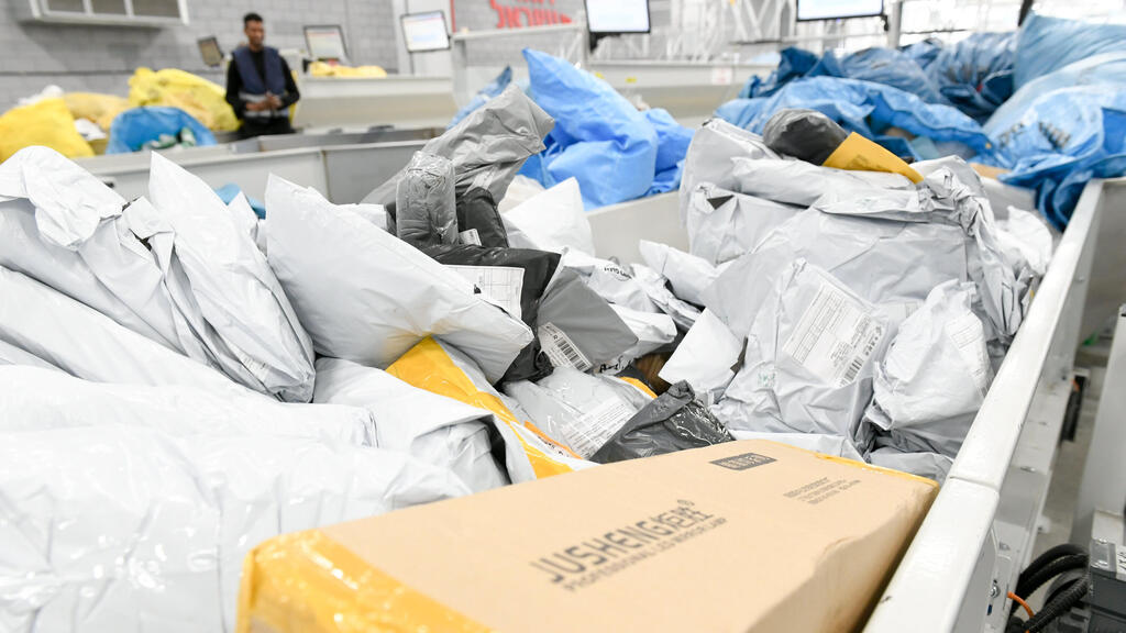The date a package is released from customs is the relevant date for determining the VAT rate owed (Photo: Photo: Jorge Novominsky) חבילות מחו"ל