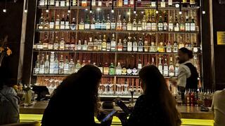 בר 22 - מנותק מהכל