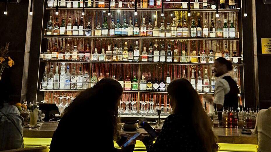 בר 22 - מנותק מהכל