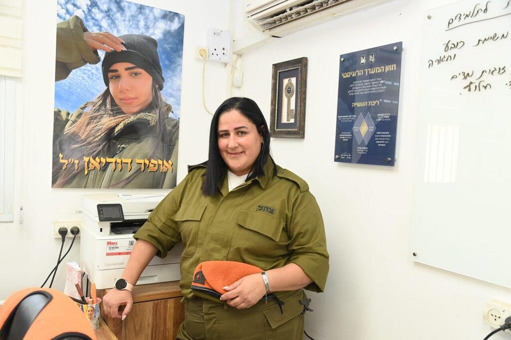 לילך דוידיאן ליד תמונת בתה