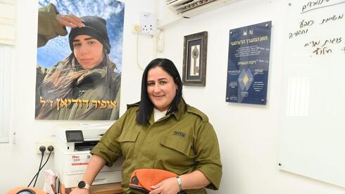 לילך דוידיאן ליד תמונת בתה