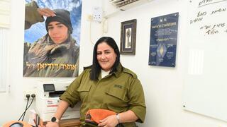 לילך דוידיאן ליד תמונת בתה