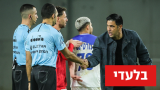 המאמן אליניב ברדה וצוות השופטים במשחק בנתניה