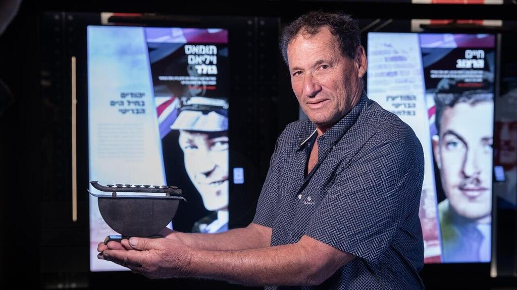 Photo: Alex Kolomoisky יהודה ליפמן עם החנוכייה