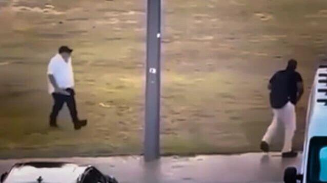 Reuben Morrison approaches the terrorist ראובן מוריסון שנרצח ב פיגוע סידני אוסטרליה מתקרב לעבר אחד המחבלים בניסיון לנטרל אותו