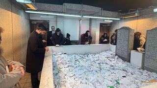 ממדאני ליד קבר הרבי מלובביץ