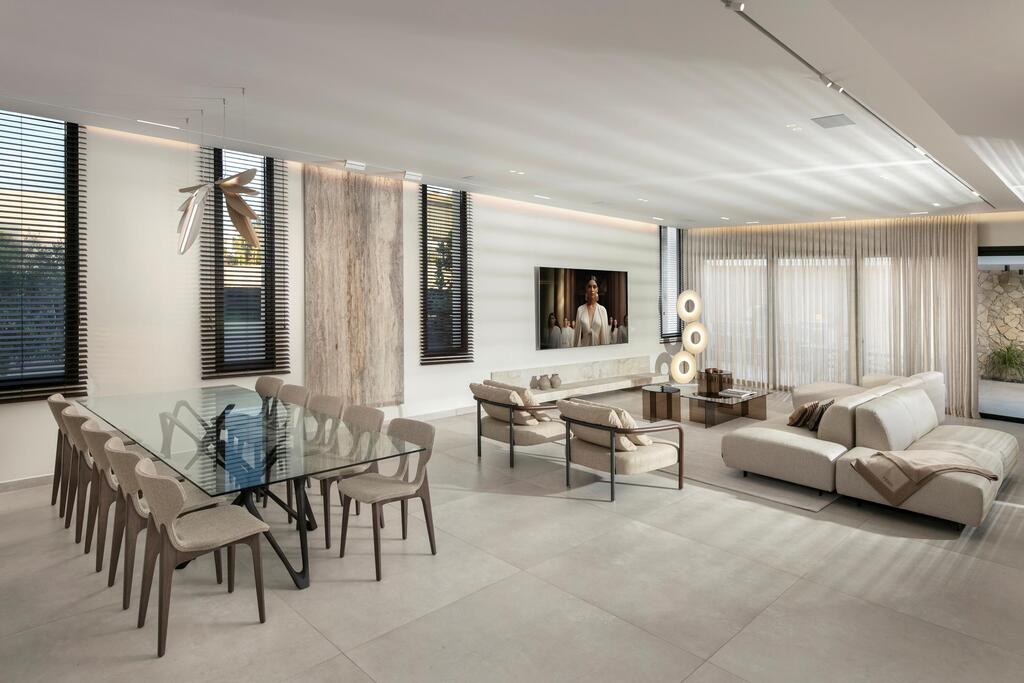 A slab of natural granite mounted on a structural frame in the living room (Photo: Elad Gonen) בית פרטי ליד חוף אשקלון, תכנון: מור זוארץ אדריכלות ועיצוב פנים