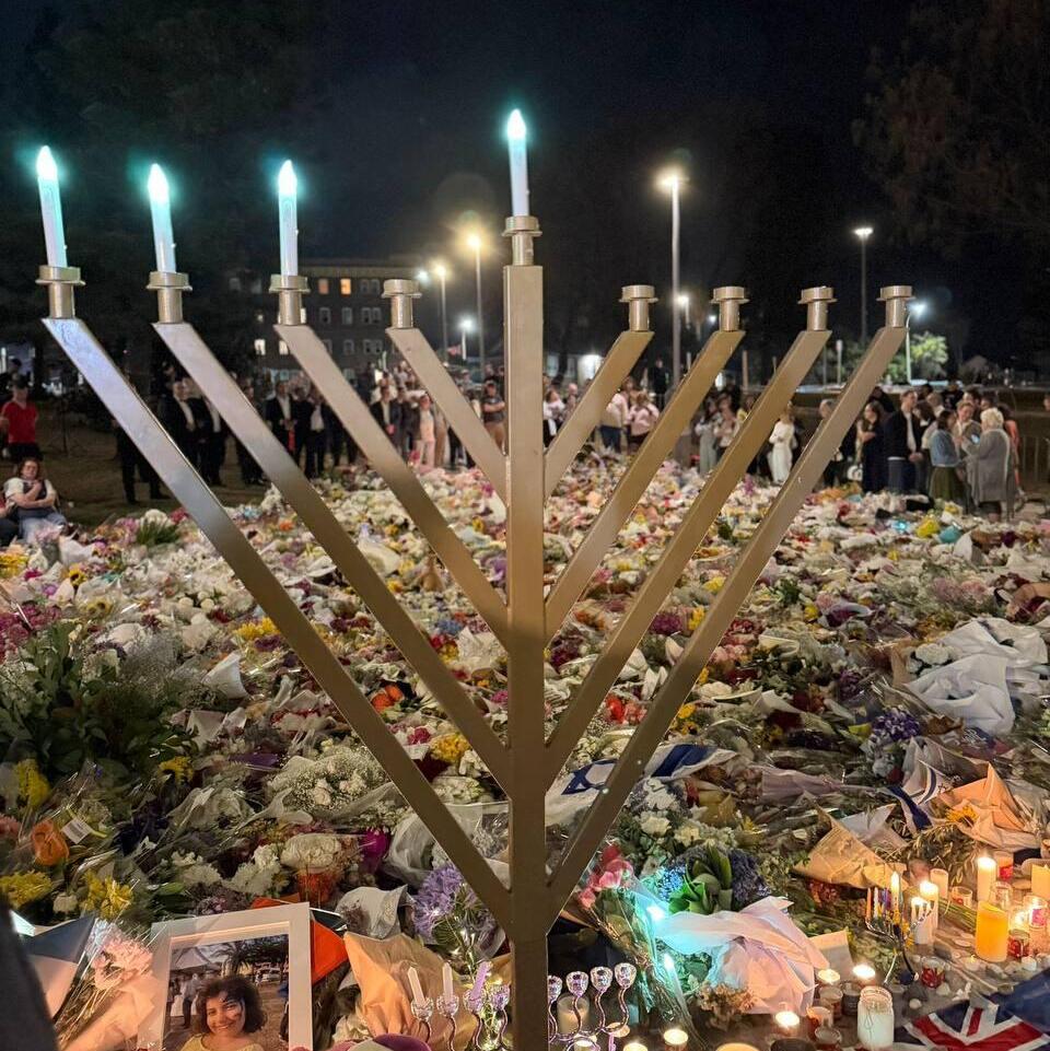 זרים ונרות הונחו במקום הפיגוע בבונדיי ביץ'