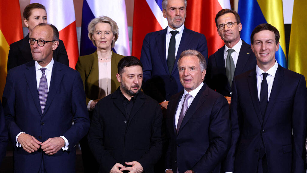 Zelensky and European leaders alongside Trump envoys Witkoff and Kushner at last week’s summit in Berlin as part of the talks (Photo: Lisi Niesner / POOL / AFP) פסגה ברלין בין שליחי נשיא ארה"ב טראמפ , קושנר ו וויטקוף לצד נשיא אוקראינה זלנסקי ומנהיגי אירופה