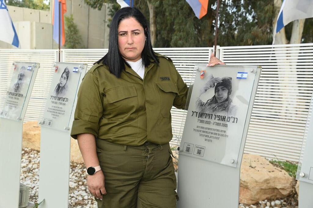 לילך דוידיאן ליד שלט הנצחה לבתה