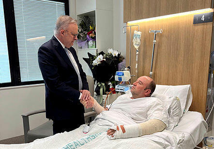 ראש ממשלת אוסטרליה אנתוני אלבניזי לצד אחמד אל-אחמד בבית החולים