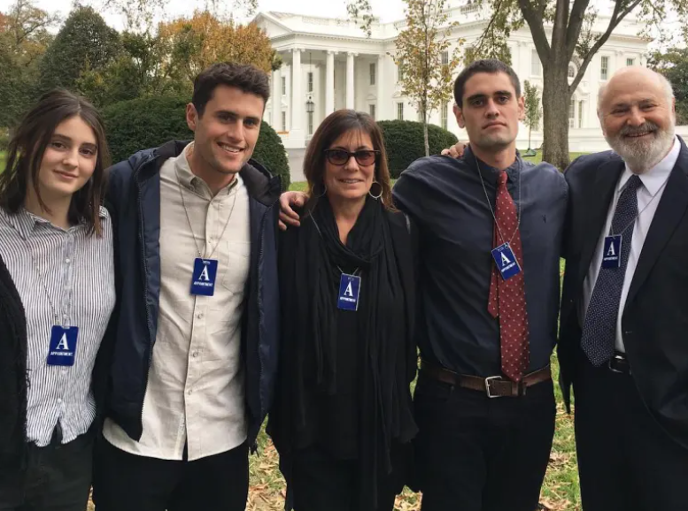 פעם משפחה מאושרת. רוב, ניק, מישל, ג'ייק ורומי (צילום:אינסטגרם) רוב ריינר ניק ריינר