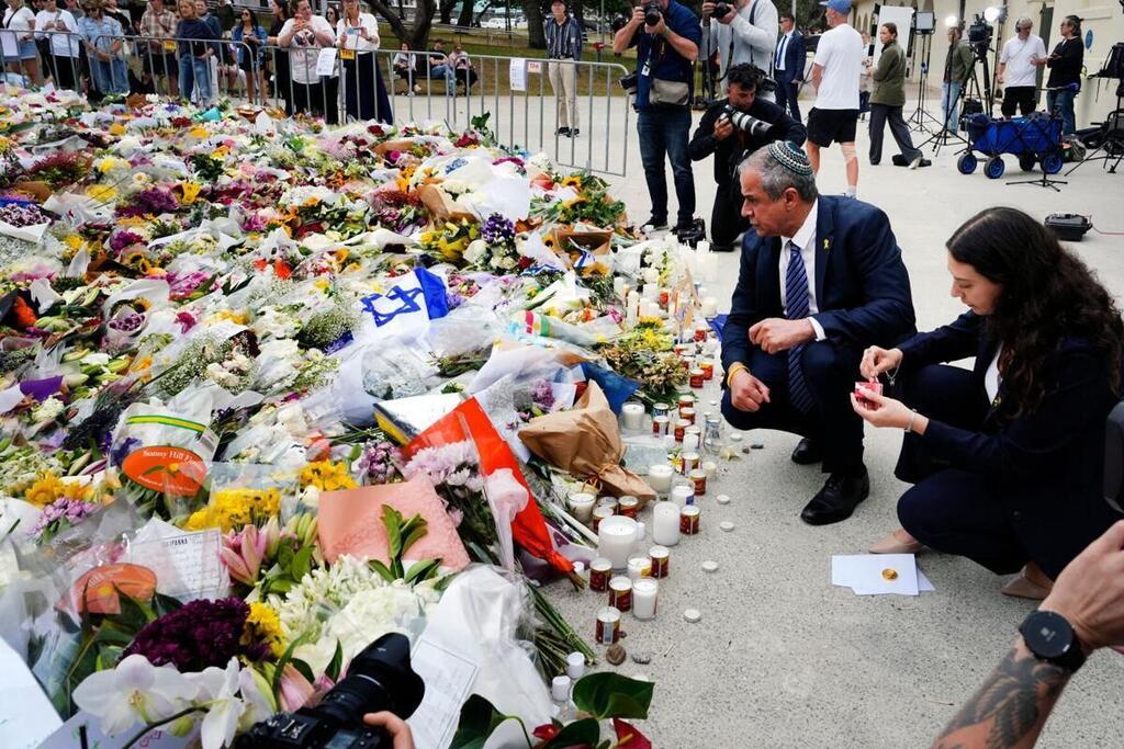 Israeli Ambassador Amir Maimon and the staff of the Israeli Embassy in Australia at the site of the attack in Sydney (Photo: Section 27A of the Copyright Law) שגריר ישראל אמיר מימון וצוות שגרירות ישראל לאוסטרליה מסרו הצהרה לתקשורת באתר הפיגוע בסידני