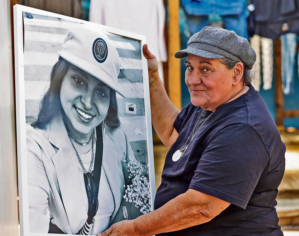 'She thought India would be a refuge,' Yaffa Golan, beside a photo of her late daughter, Shirel (Photo: Shlomi Yosef) ”היא חשבה שהודו תהיה מפלט". יפה גולן ותמונת בתה, שיראל ז"ל