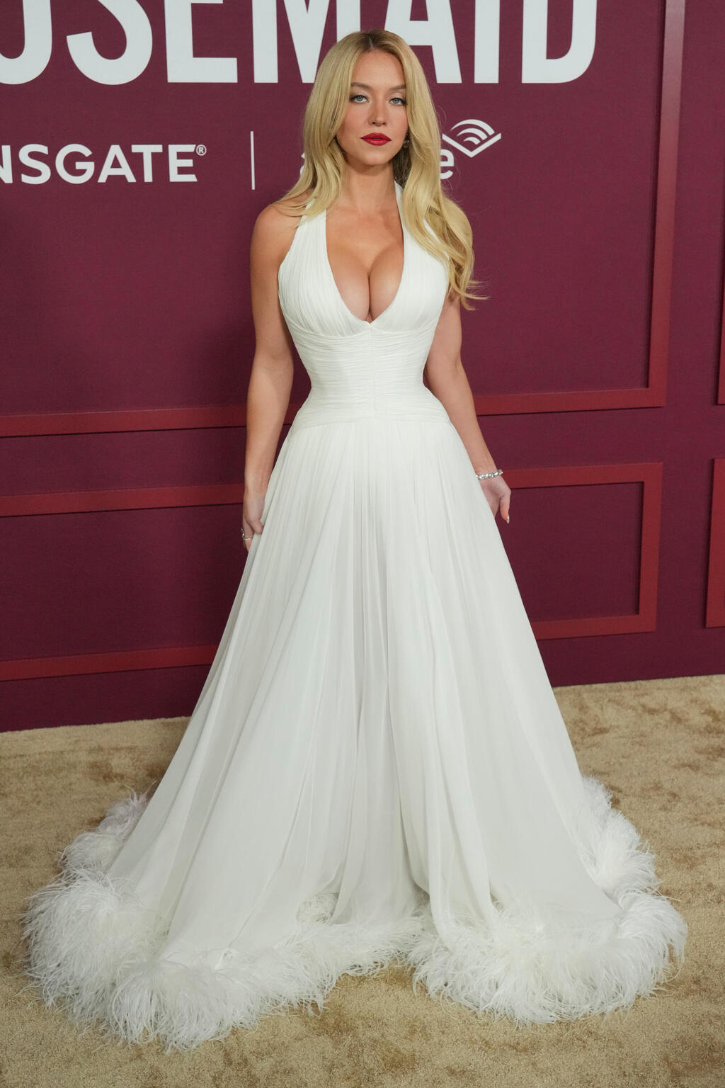 סידני סוויני לובשת גליה להב בפרמיירה של הסרט "עוזרת הבית" בלוס אנג'לס, 2025