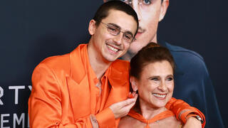 טימותי שאלאמה עם אמו, ניקול פלנדר