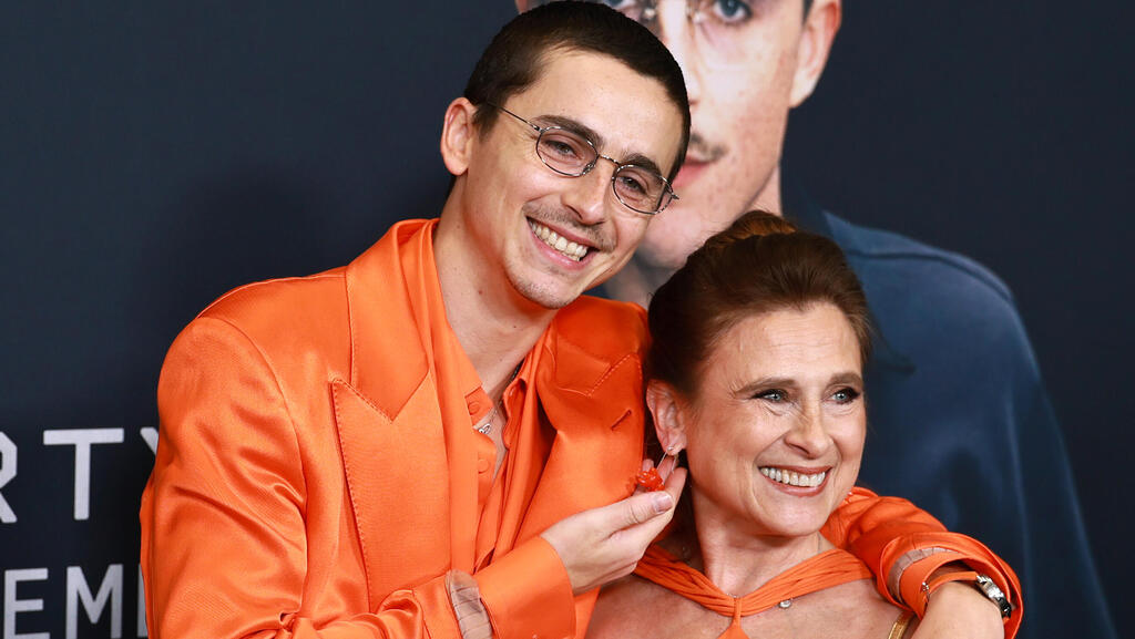 טימותי שאלאמה עם אמו, ניקול פלנדר