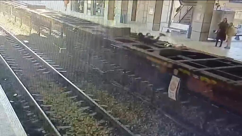 Безбилетный пассажир товарного состава (Фото: служба безопасности "Ракевет-Исраэль" ) נוסע סמוי הסתנן לרכבת בסבידור מרכז