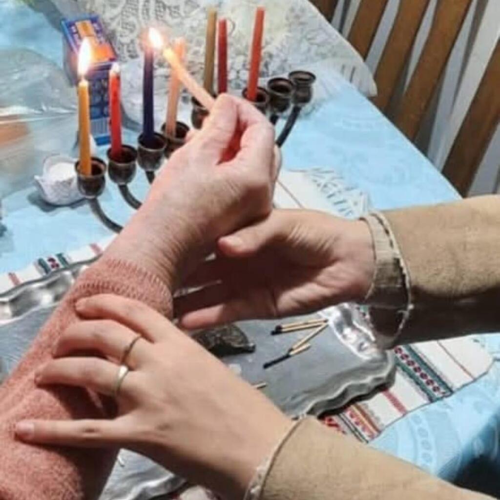 Зажигание праздничных свечей (Фото: пресс-служба "Атид ба-мидбар") На встрече подростков и пенсионеров