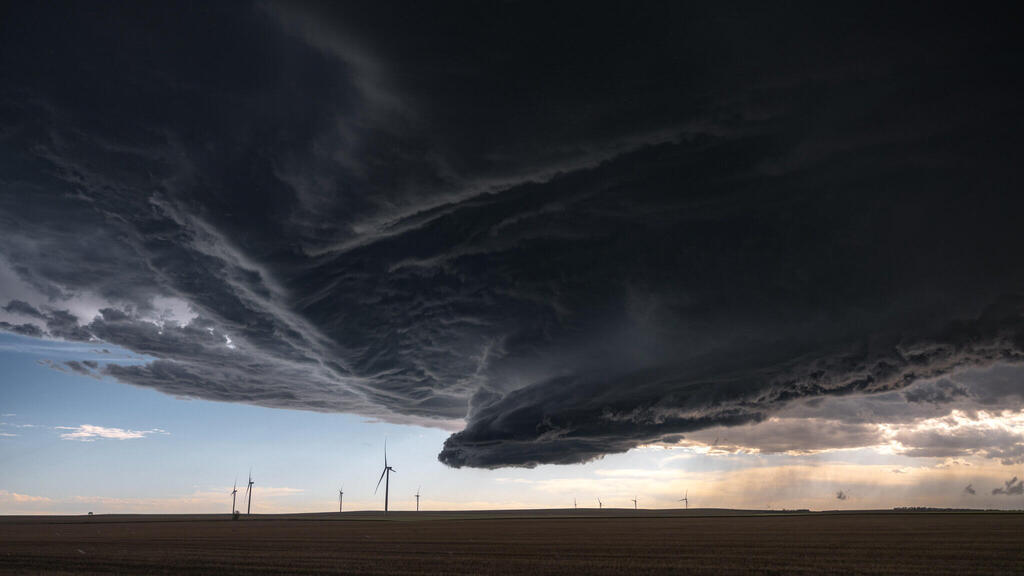 עננים מאיימים נערמים לצד הכביש בקולורדו