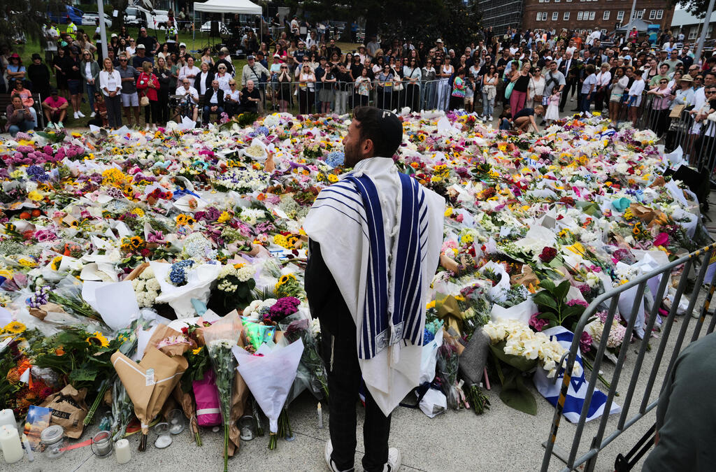 Flowers pile up at memorial to Bondi Beach massacre (Photo: Mark Baker/AP) אוסטרליה פיגוע טרור טבח חנוכה סידני פרחים ב זירת הפיגוע