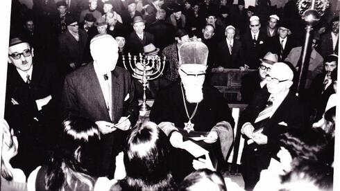 הדלקת חנוכייה. הרב רוזן מימין לחנוכייה