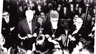 הדלקת חנוכייה. הרב רוזן מימין לחנוכייה