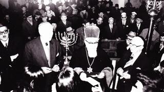 הדלקת חנוכייה. הרב רוזן מימין לחנוכייה