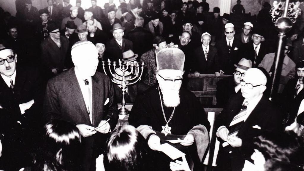 הדלקת חנוכייה. הרב רוזן מימין לחנוכייה