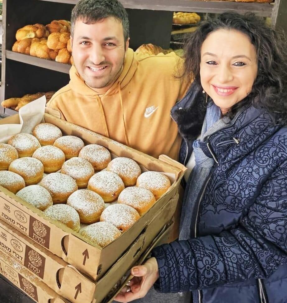 Волонтеры с суфганийот для празднования Хануки (Фото: пресс-служба "Атид ба-мидбар") На встрече подростков и пенсионеров