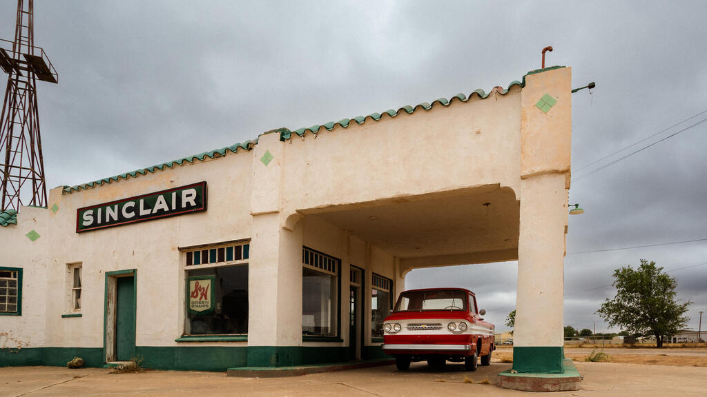 הדרך עוברת בעיירות שבעבר שגשגו - והיום כמעט וננטשו