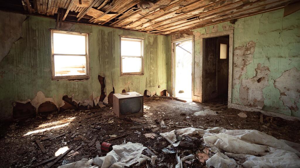 בימים שקטים ללא סערות - נכנסים לבתים שננטשו