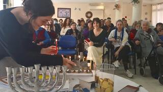 На встрече подростков и пенсионеров 