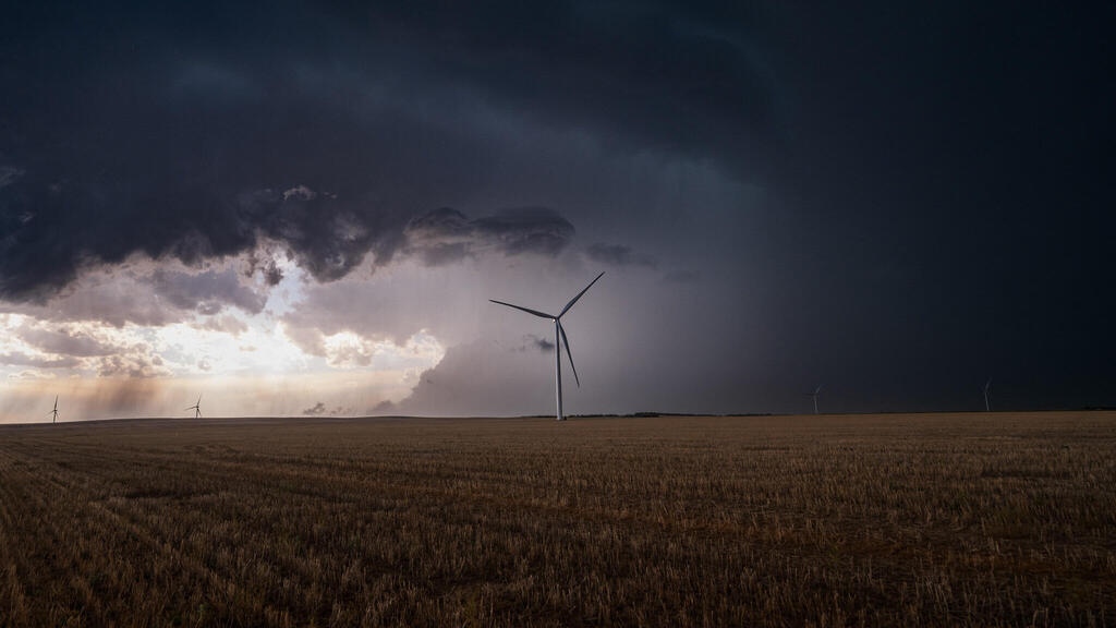 שדות אינסופיים מנוקדים בטורבינות רוח ענקיות
