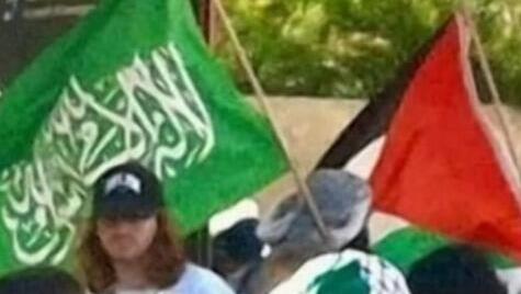 דגל חמאס בהפגנה פרו-פלסטינית בבריסביין לפני חודשיים