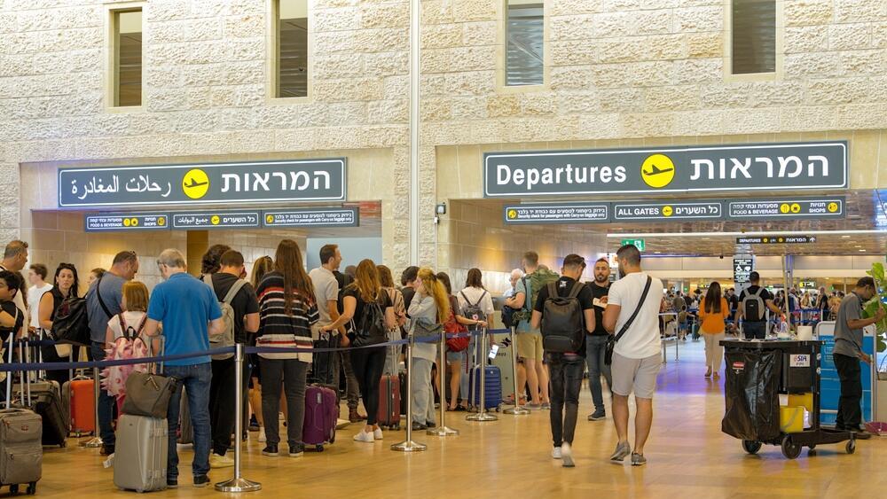 Пассажиры в аэропорту Бен-Гурион (Фото: Teo K / shutterstock) השינויים בדרך למטוס
