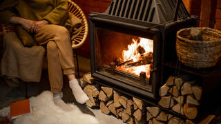 קמין לחימום הבית בהסקת עץ