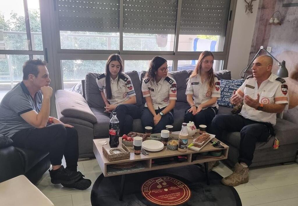 Бригада МАДА на встрече с Иланом в его гостиной после лечения (Фото: пресс-служба МАДА) Бригада МАДА на встрече с Иланом после лечения