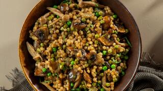 ריזוטו פתיתים עם אפונה ופטריות