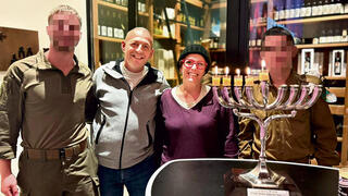 הוריו של נתן מדליקים נרות עם חבריו מגדוד 601 של ההנדסה, אתמול