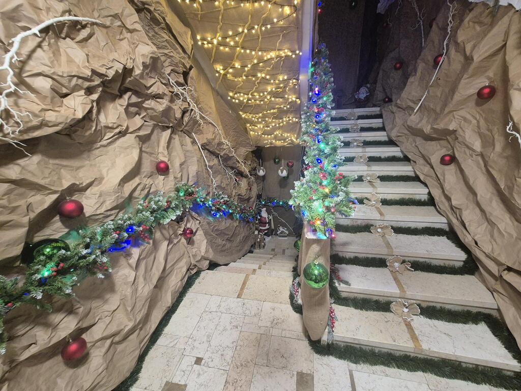 המדרגות שמובילות את המערה